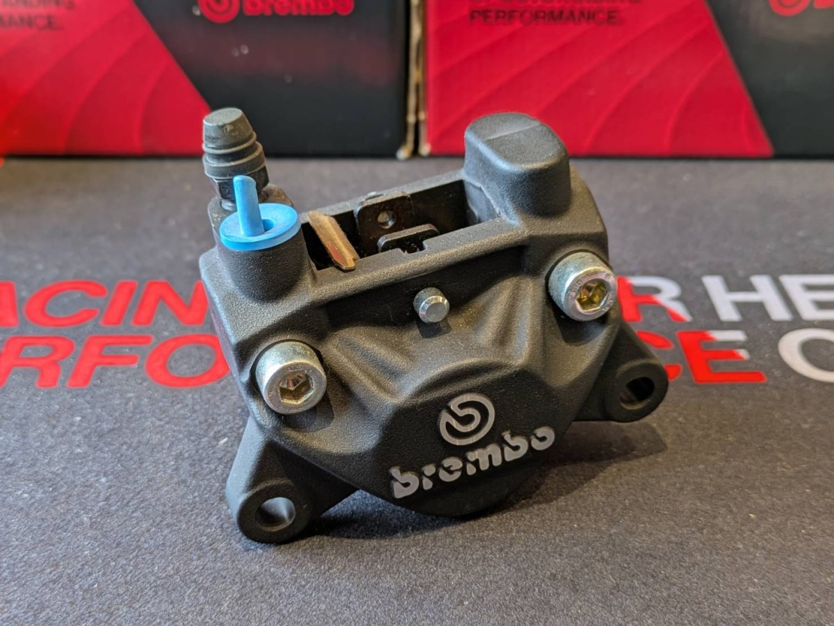 画像1: 🏍【Brembo ブレンボ P2 32 ゴールドキャリパー】シグナスX・！制動力＆コントロール性UP🔥 (1)